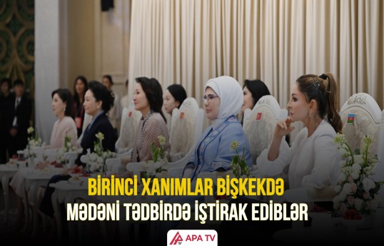 Mehriban Əliyeva dekorativ-tətbiqi sənət ustalarının əl işlərindən ibarət sərgi ilə tanış olub
                                                