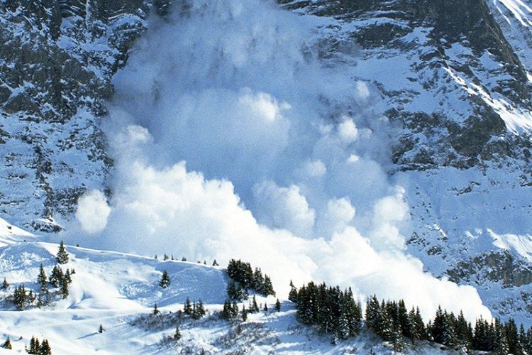 Alp dağlarında qar uçqunu nəticəsində iki xizəkçi ölüb