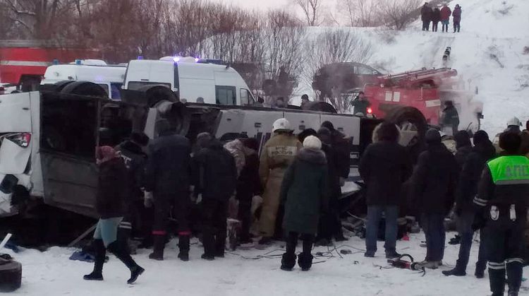 Опознаны тела 16 погибших при падении автобуса в реку в России
