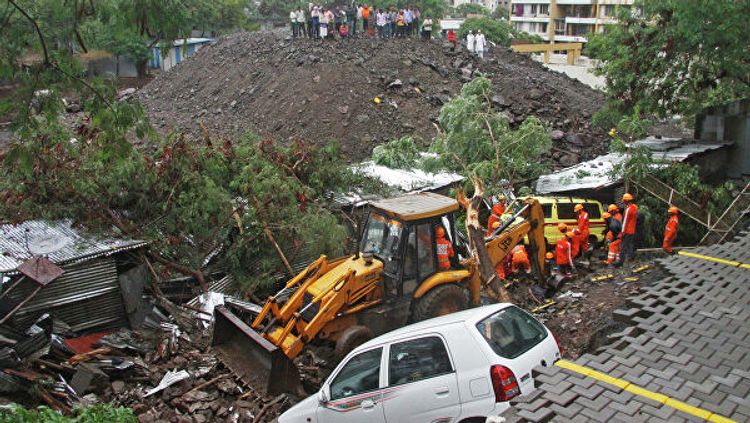 В Индии 15 человек погибли при обрушении стены