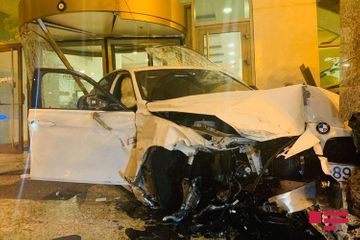 В Баку BMW влетел в двери отеля  - ФОТО - ВИДЕО