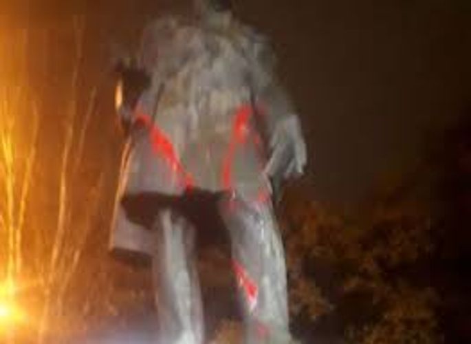 В Ереване памятник Грибоедову облили красной краской