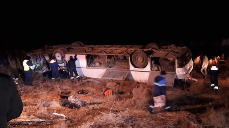 В Казахстане на трассе опрокинулся автобус, погибли 7 человек