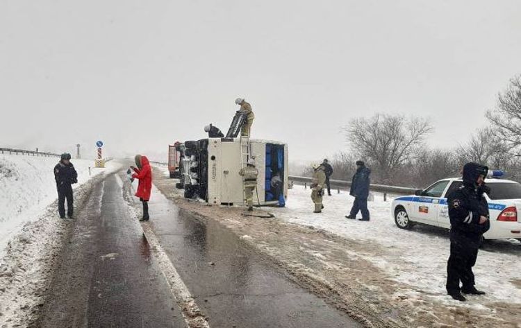 В Воронежской области РФ перевернулся автобус, 17 пострадавших
