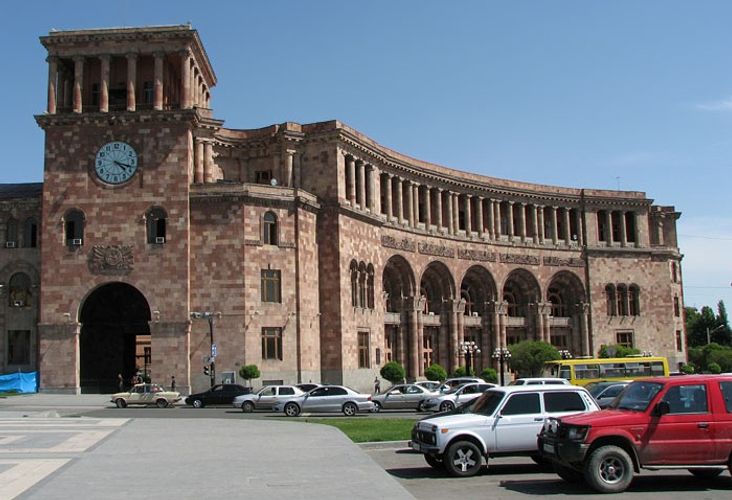 Полиция в Ереване задержала более 20 участников акции протеста у здания Минобразования