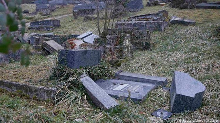 На еврейском кладбище во Франции осквернили более ста могил