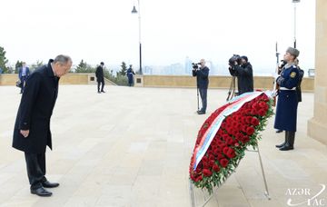 Sergey Lavrov Fəxri xiyabanı və Şəhidlər xiyabanını ziyarət edib