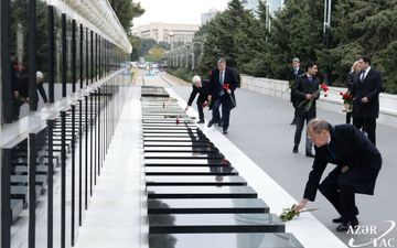 Sergey Lavrov Fəxri xiyabanı və Şəhidlər xiyabanını ziyarət edib