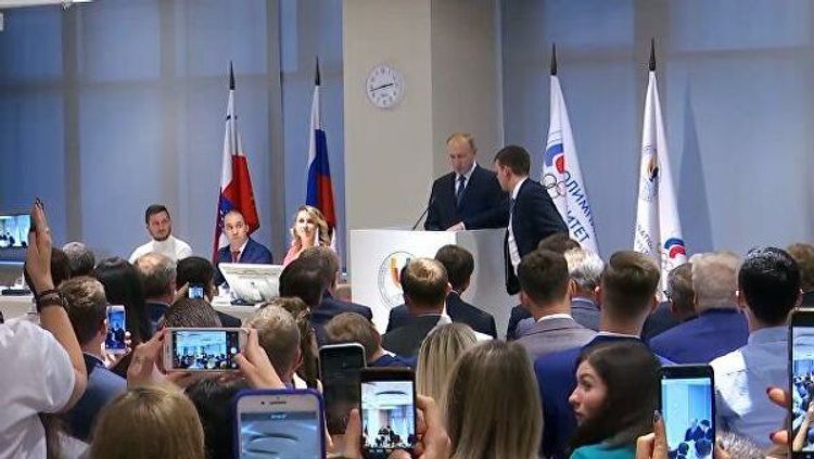 Конфуз с микрофоном Путина попал на видео - ВИДЕО