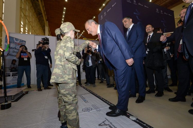 Türkiyəli nazir Azərbaycan şəhidinin övladının əlindən öpüb - FOTO - VİDEO