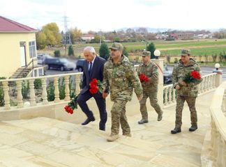 Zakir Həsənov cəbhəboyu zonada yerləşən hərbi hissələrdə olub