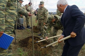 Zakir Həsənov cəbhəboyu zonada yerləşən hərbi hissələrdə olub