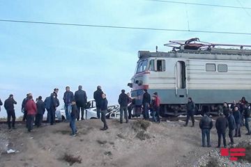 В Саатлы поезд столкнулся с легковым автомобилем, погибли 2 человека - ОБНОВЛЕНО-1-ФОТО