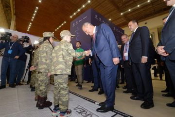 Türkiyəli nazir Azərbaycan şəhidinin övladının əlindən öpüb - FOTO - VİDEO