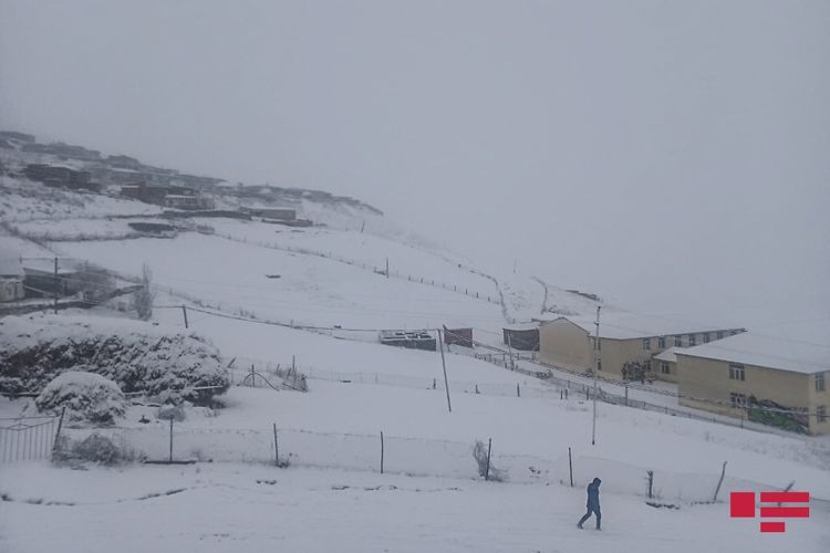 Высота снежного покрова в Дашкесане составила 16 см, в Сарыбаше - 11 