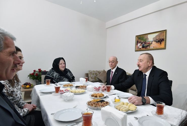 Президент Ильхам Алиев ознакомился с условиями, созданными в жилом здании, построенном в Шамахы для пострадавших от землетрясения семей 