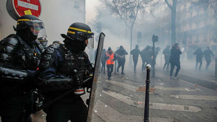 В протестах в Париже участвуют около 250 тысяч человек