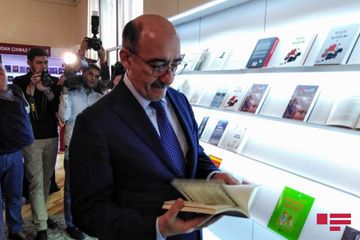 Nizami Gəncəvinin türk dilində nəşr olunan "Xəmsə"sinin təqdimatı keçirilib  - FOTO