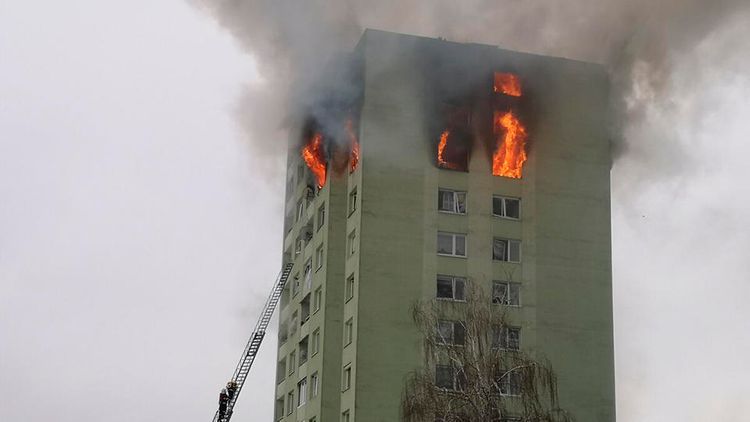 Число погибших при взрыве газа в многоэтажке в Словакии возросло до семи