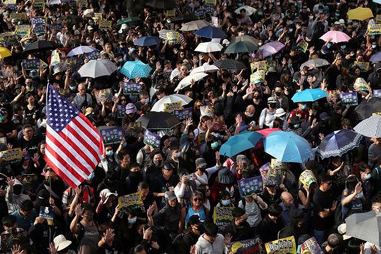 Десятки тысяч демонстрантов в Гонконге проводят митинг с разрешения властей