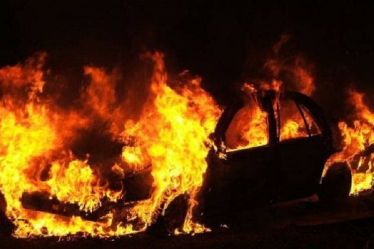В Баку сгорел автомобиль посольства Ирака