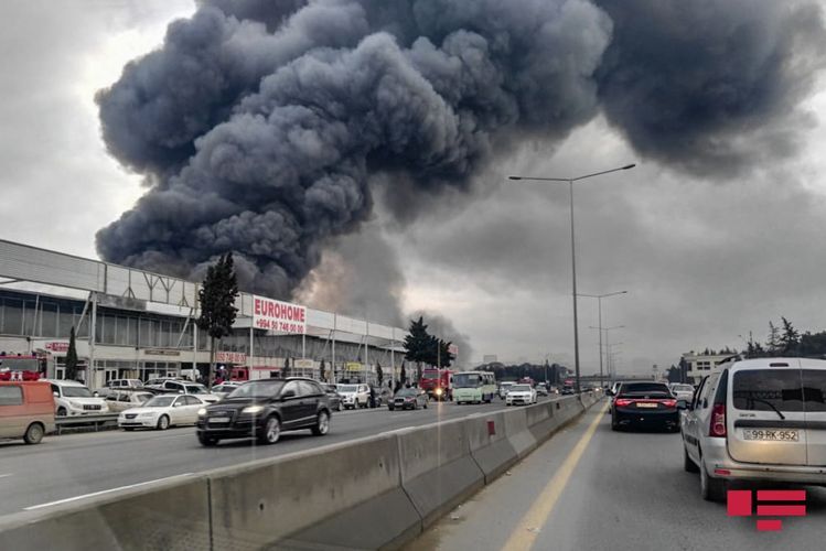В результате пожара в бакинском торговом центре 4 человека отравились дымом - ОБНОВЛЕНО-2