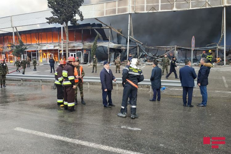 Заместитель министра МЧС Этибар Мирзоев прибыл на место пожара