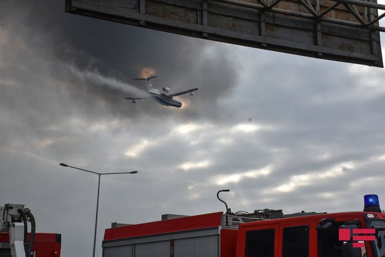 К тушению пожара в ТЦ EuroHome привлечены самолет и три вертолета  - ОБНОВЛЕНО-4-ФОТО-ВИДЕО