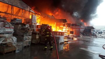 К тушению пожара в ТЦ EuroHome привлечены самолет и три вертолета  - ОБНОВЛЕНО-4-ФОТО-ВИДЕО