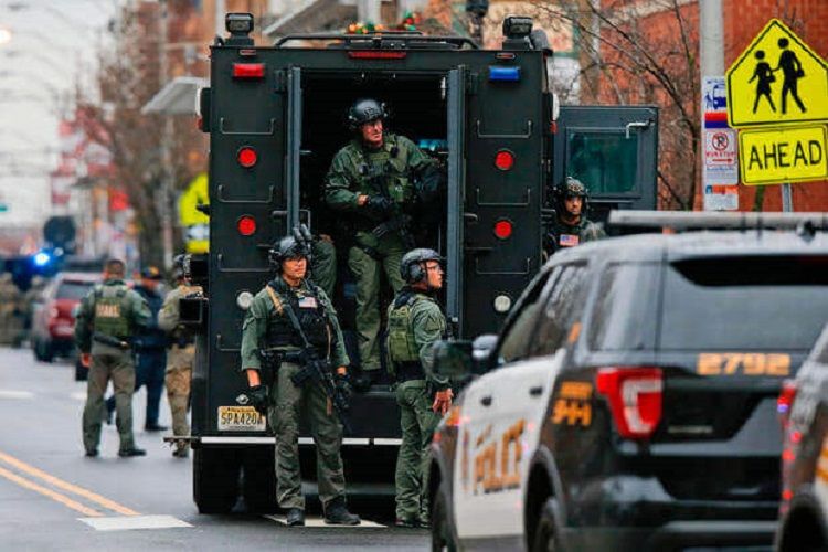 ABŞ-da silahlı insident zamanı biri polis olmaqla 4 nəfər öldürülüb