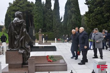 Ağsaqqallar Şurasının üzvləri Heydər Əliyevin məzarını ziyarət ediblər