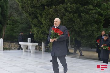 Ağsaqqallar Şurasının üzvləri Heydər Əliyevin məzarını ziyarət ediblər