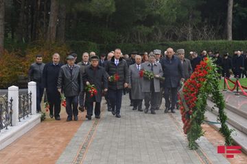 Ağsaqqallar Şurasının üzvləri Heydər Əliyevin məzarını ziyarət ediblər