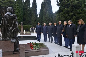 YAP rəhbərliyi Fəxri xiyabanı ziyarət edib