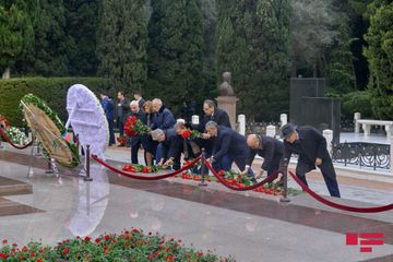 YAP rəhbərliyi Fəxri xiyabanı ziyarət edib