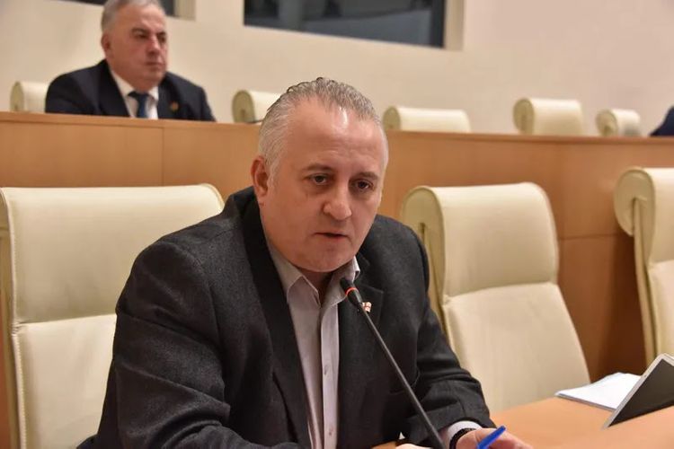 Gürcüstanda hakim partiyanı daha bir millət vəkili tərk edib