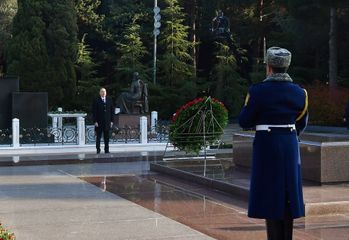 Prezident İlham Əliyev Heydər Əliyevin məzarını ziyarət edib - YENİLƏNİB-1 