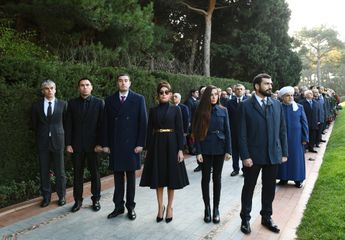 Prezident İlham Əliyev Heydər Əliyevin məzarını ziyarət edib - YENİLƏNİB-1 