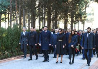 Prezident İlham Əliyev Heydər Əliyevin məzarını ziyarət edib - YENİLƏNİB-1 