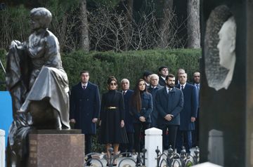 Prezident İlham Əliyev Heydər Əliyevin məzarını ziyarət edib - YENİLƏNİB-1 