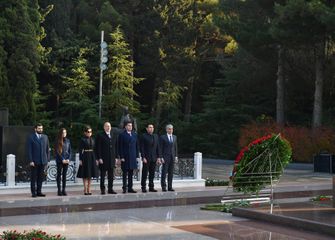 Prezident İlham Əliyev Heydər Əliyevin məzarını ziyarət edib - YENİLƏNİB-1 