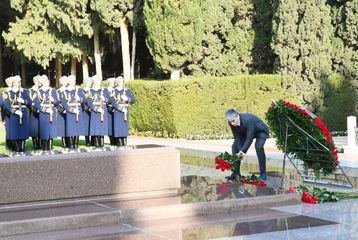 Prezident İlham Əliyev Heydər Əliyevin məzarını ziyarət edib - YENİLƏNİB-1 