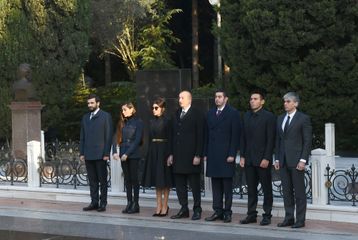 Prezident İlham Əliyev Heydər Əliyevin məzarını ziyarət edib - YENİLƏNİB-1 