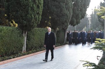 Prezident İlham Əliyev Heydər Əliyevin məzarını ziyarət edib - YENİLƏNİB-1 