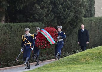 Prezident İlham Əliyev Heydər Əliyevin məzarını ziyarət edib - YENİLƏNİB-1 