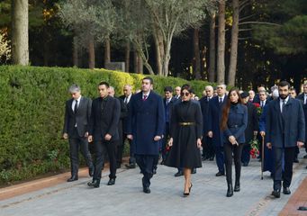 Prezident İlham Əliyev Heydər Əliyevin məzarını ziyarət edib - YENİLƏNİB-1 