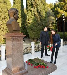 Prezident İlham Əliyev Heydər Əliyevin məzarını ziyarət edib - YENİLƏNİB-1 