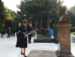 Prezident İlham Əliyev Heydər Əliyevin məzarını ziyarət edib - YENİLƏNİB-1 