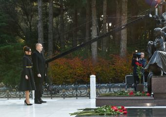 Prezident İlham Əliyev Heydər Əliyevin məzarını ziyarət edib - YENİLƏNİB-1 