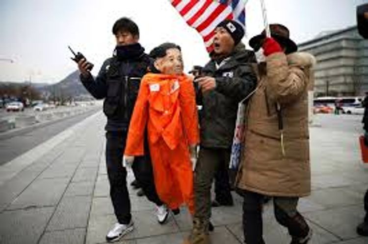 South Korean protesters destroy portraits of U.S. ambassador